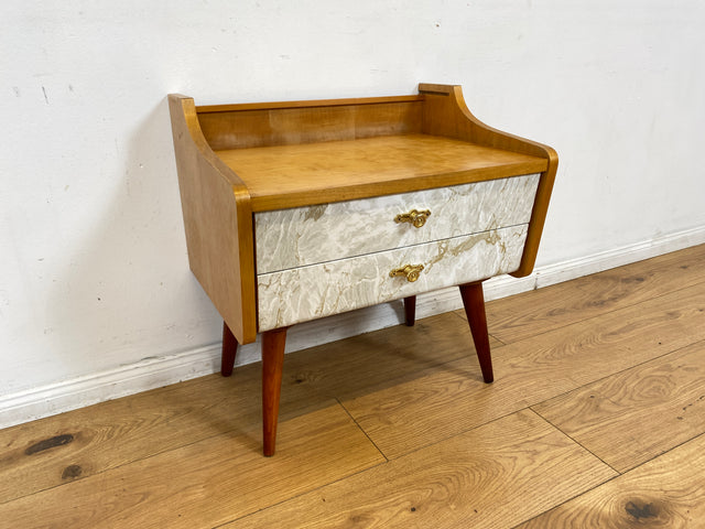 WMK I 1/2 Formschöner heller Mid-Century Nachttisch mit Schubladen und Messinggriffen
