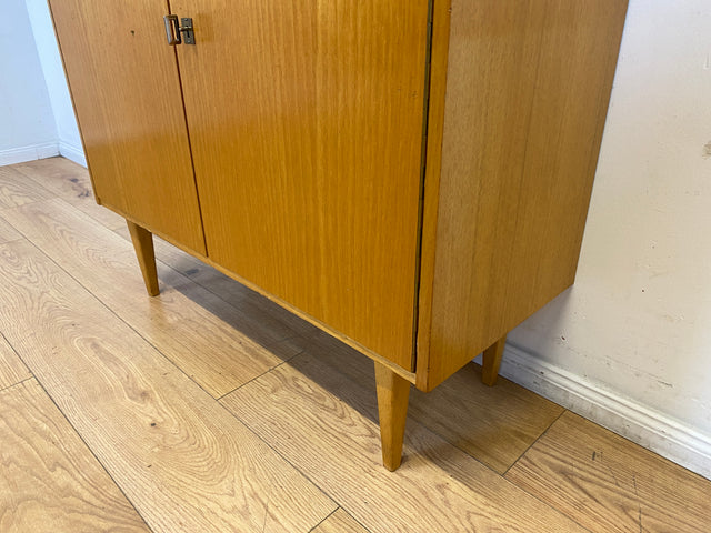 WMK Minimalistischer heller Mid-Century Schreibschrank mit stabiler Schreibplatte