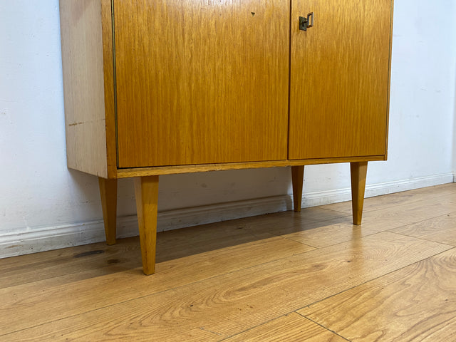 WMK Minimalistischer heller Mid-Century Schreibschrank mit stabiler Schreibplatte