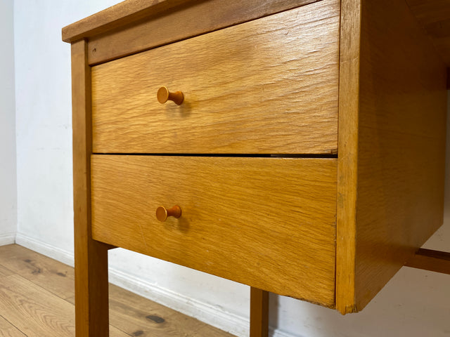 Sehr hübscher kleiner heller Mid-Century Schreibtisch mit Schubladen und formschönen Holzgriffen