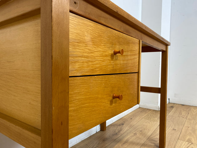 Sehr hübscher kleiner heller Mid-Century Schreibtisch mit Schubladen und formschönen Holzgriffen