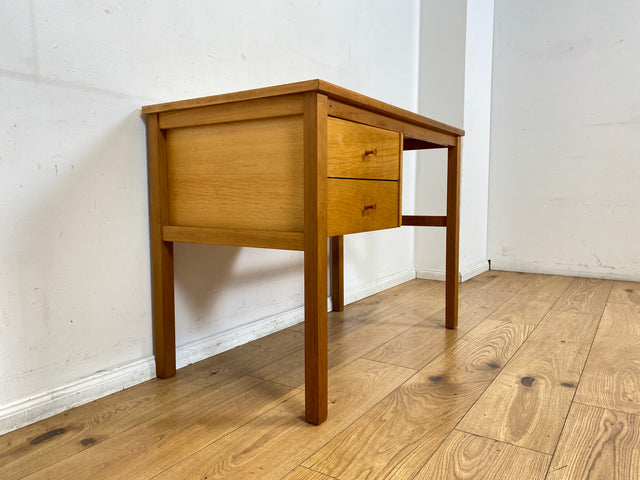 Sehr hübscher kleiner heller Mid-Century Schreibtisch mit Schubladen und formschönen Holzgriffen
