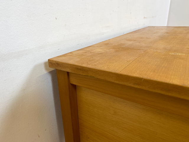 Sehr hübscher kleiner heller Mid-Century Schreibtisch mit Schubladen und formschönen Holzgriffen