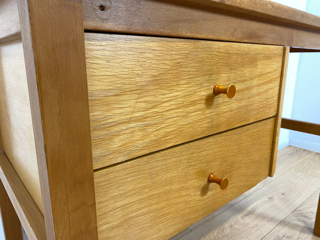 Sehr hübscher kleiner heller Mid-Century Schreibtisch mit Schubladen und formschönen Holzgriffen