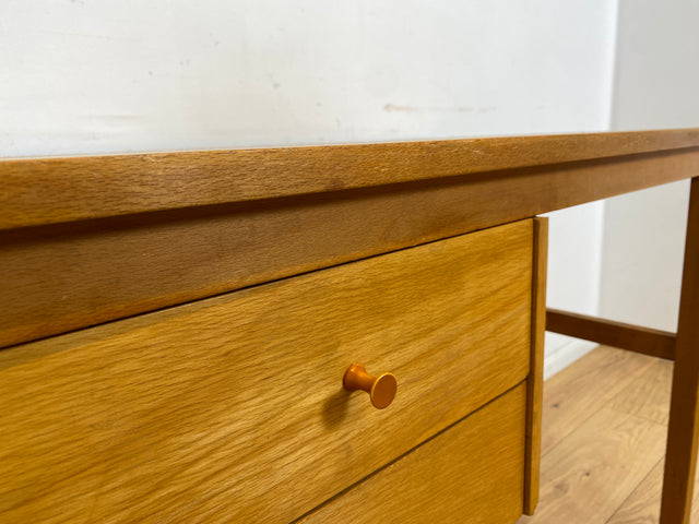 Sehr hübscher kleiner heller Mid-Century Schreibtisch mit Schubladen und formschönen Holzgriffen