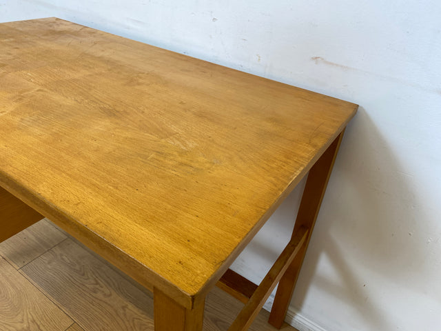 Sehr hübscher kleiner heller Mid-Century Schreibtisch mit Schubladen und formschönen Holzgriffen