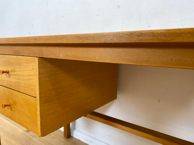 Sehr hübscher kleiner heller Mid-Century Schreibtisch mit Schubladen und formschönen Holzgriffen