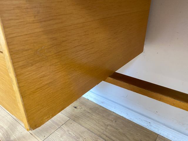 Sehr hübscher kleiner heller Mid-Century Schreibtisch mit Schubladen und formschönen Holzgriffen