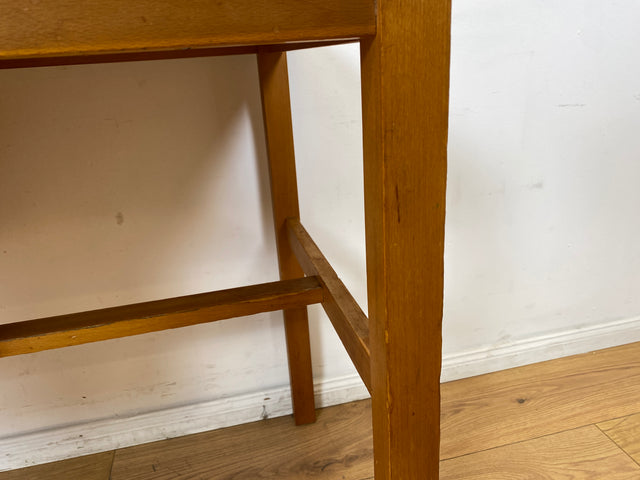 Sehr hübscher kleiner heller Mid-Century Schreibtisch mit Schubladen und formschönen Holzgriffen
