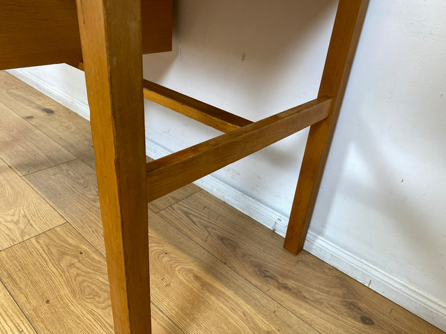 Sehr hübscher kleiner heller Mid-Century Schreibtisch mit Schubladen und formschönen Holzgriffen