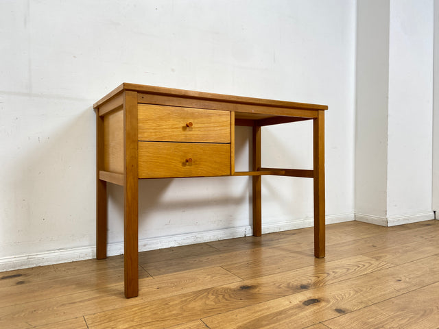 Sehr hübscher kleiner heller Mid-Century Schreibtisch mit Schubladen und formschönen Holzgriffen