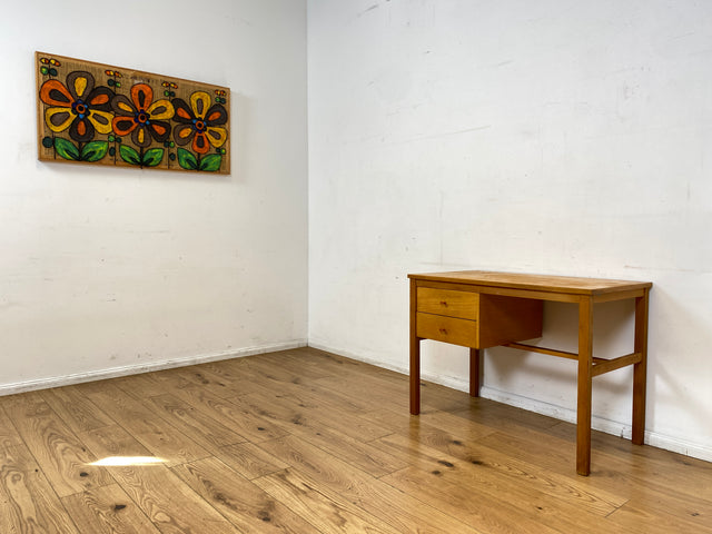 Sehr hübscher kleiner heller Mid-Century Schreibtisch mit Schubladen und formschönen Holzgriffen