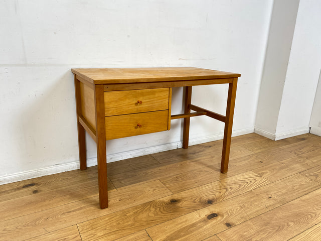 Sehr hübscher kleiner heller Mid-Century Schreibtisch mit Schubladen und formschönen Holzgriffen