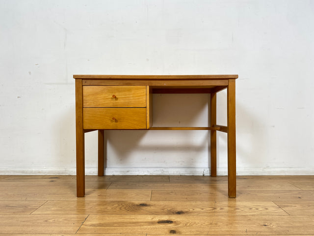 Sehr hübscher kleiner heller Mid-Century Schreibtisch mit Schubladen und formschönen Holzgriffen
