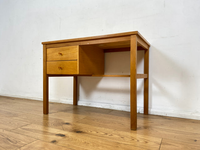 Sehr hübscher kleiner heller Mid-Century Schreibtisch mit Schubladen und formschönen Holzgriffen