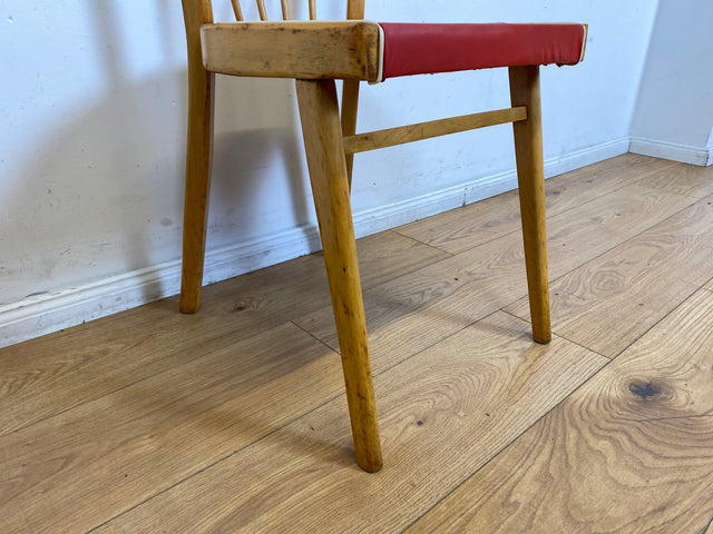 Formschöner und stabiler heller Mid-Century Sprossenstuhl aus Buchenholz mit rotem Kunstleder Sitz I Stuhl Holzstuhl Esszimmerstuhl Küchenstuhl 50er 60er Vintage I
