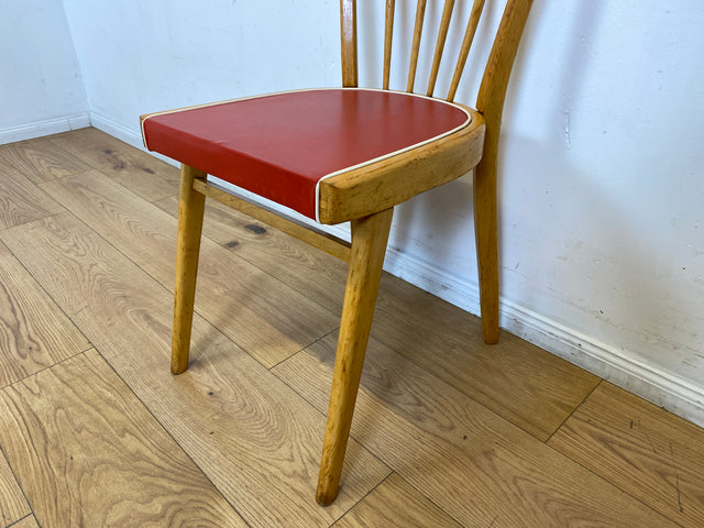 Formschöner und stabiler heller Mid-Century Sprossenstuhl aus Buchenholz mit rotem Kunstleder Sitz I Stuhl Holzstuhl Esszimmerstuhl Küchenstuhl 50er 60er Vintage I