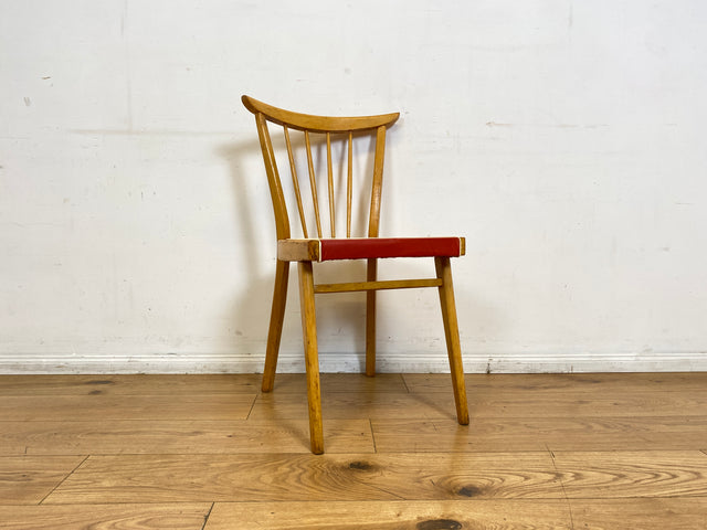 Formschöner und stabiler heller Mid-Century Sprossenstuhl aus Buchenholz mit rotem Kunstleder Sitz I Stuhl Holzstuhl Esszimmerstuhl Küchenstuhl 50er 60er Vintage I