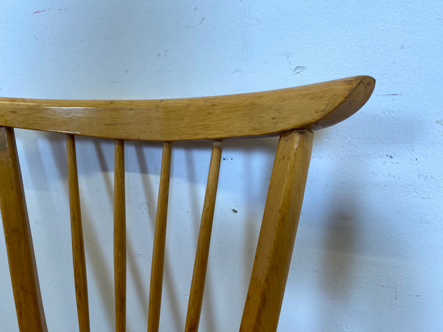 Formschöner und stabiler heller Mid-Century Sprossenstuhl aus Buchenholz mit rotem Kunstleder Sitz I Stuhl Holzstuhl Esszimmerstuhl Küchenstuhl 50er 60er Vintage I