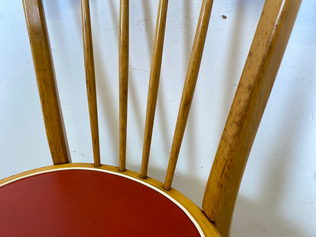 Formschöner und stabiler heller Mid-Century Sprossenstuhl aus Buchenholz mit rotem Kunstleder Sitz I Stuhl Holzstuhl Esszimmerstuhl Küchenstuhl 50er 60er Vintage I
