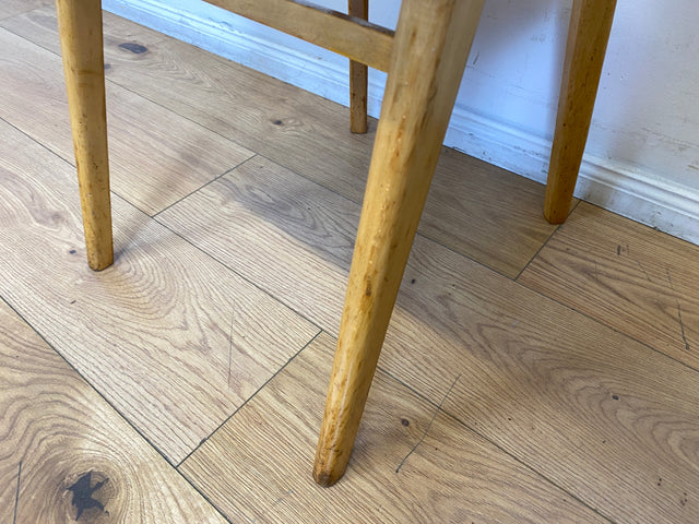 Formschöner und stabiler heller Mid-Century Sprossenstuhl aus Buchenholz mit rotem Kunstleder Sitz I Stuhl Holzstuhl Esszimmerstuhl Küchenstuhl 50er 60er Vintage I