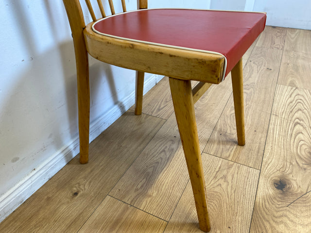 Formschöner und stabiler heller Mid-Century Sprossenstuhl aus Buchenholz mit rotem Kunstleder Sitz I Stuhl Holzstuhl Esszimmerstuhl Küchenstuhl 50er 60er Vintage I