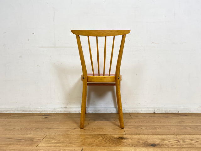 Formschöner und stabiler heller Mid-Century Sprossenstuhl aus Buchenholz mit rotem Kunstleder Sitz I Stuhl Holzstuhl Esszimmerstuhl Küchenstuhl 50er 60er Vintage I
