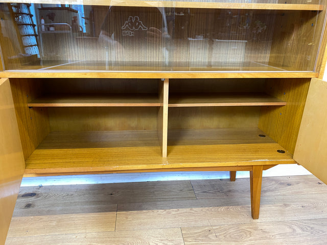 Schöner heller Mid-Century Wohnzimmerschrank aus 1964 mit verstellbaren Regalböden I Vitrine Highboard Glasvitrine Bücherschrank Büchervitrine Sideboard Schrank Vintage Retro 60er I