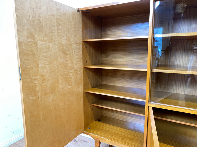 Schöner heller Mid-Century Wohnzimmerschrank aus 1964 mit verstellbaren Regalböden I Vitrine Highboard Glasvitrine Bücherschrank Büchervitrine Sideboard Schrank Vintage Retro 60er I