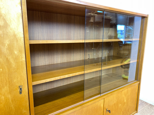 Schöner heller Mid-Century Wohnzimmerschrank aus 1964 mit verstellbaren Regalböden I Vitrine Highboard Glasvitrine Bücherschrank Büchervitrine Sideboard Schrank Vintage Retro 60er I