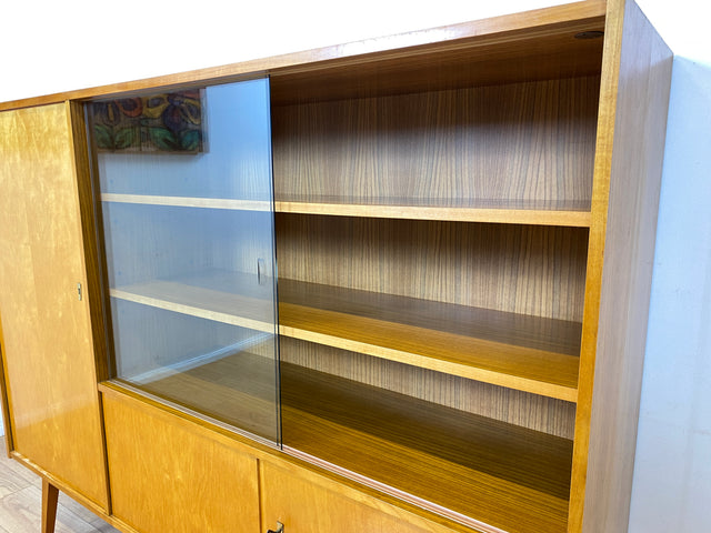 Schöner heller Mid-Century Wohnzimmerschrank aus 1964 mit verstellbaren Regalböden I Vitrine Highboard Glasvitrine Bücherschrank Büchervitrine Sideboard Schrank Vintage Retro 60er I