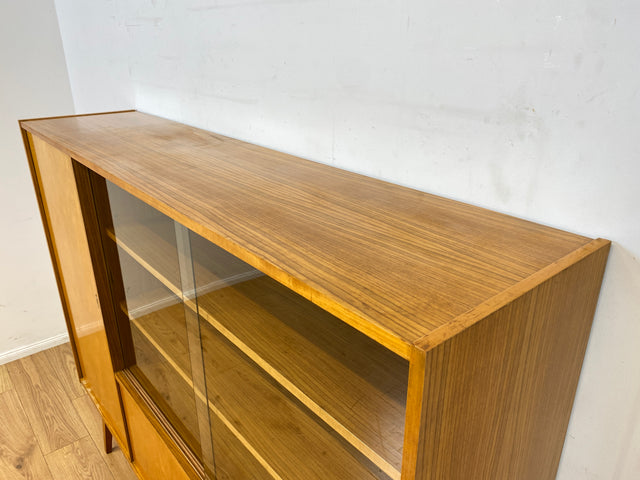 Schöner heller Mid-Century Wohnzimmerschrank aus 1964 mit verstellbaren Regalböden I Vitrine Highboard Glasvitrine Bücherschrank Büchervitrine Sideboard Schrank Vintage Retro 60er I