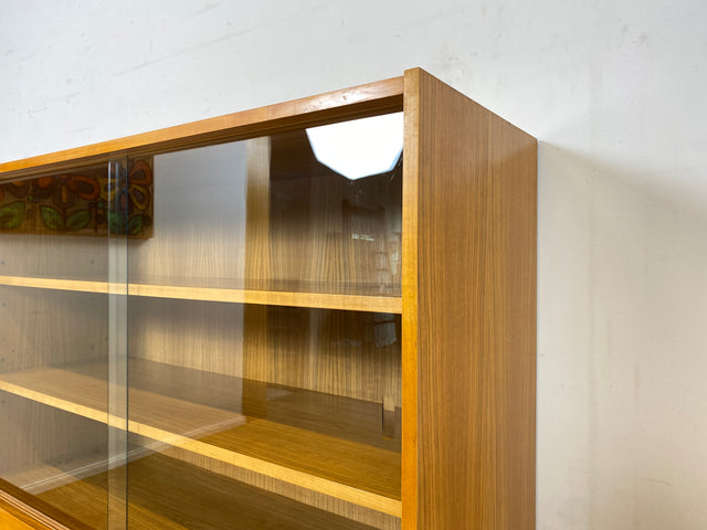 Schöner heller Mid-Century Wohnzimmerschrank aus 1964 mit verstellbaren Regalböden I Vitrine Highboard Glasvitrine Bücherschrank Büchervitrine Sideboard Schrank Vintage Retro 60er I