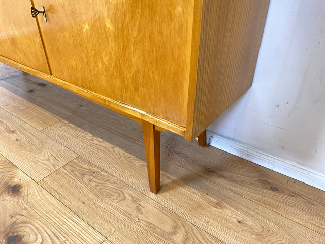 Schöner heller Mid-Century Wohnzimmerschrank aus 1964 mit verstellbaren Regalböden I Vitrine Highboard Glasvitrine Bücherschrank Büchervitrine Sideboard Schrank Vintage Retro 60er I