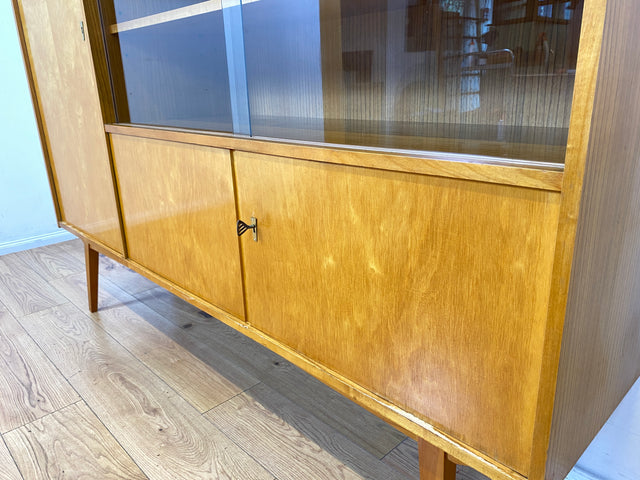 Schöner heller Mid-Century Wohnzimmerschrank aus 1964 mit verstellbaren Regalböden I Vitrine Highboard Glasvitrine Bücherschrank Büchervitrine Sideboard Schrank Vintage Retro 60er I