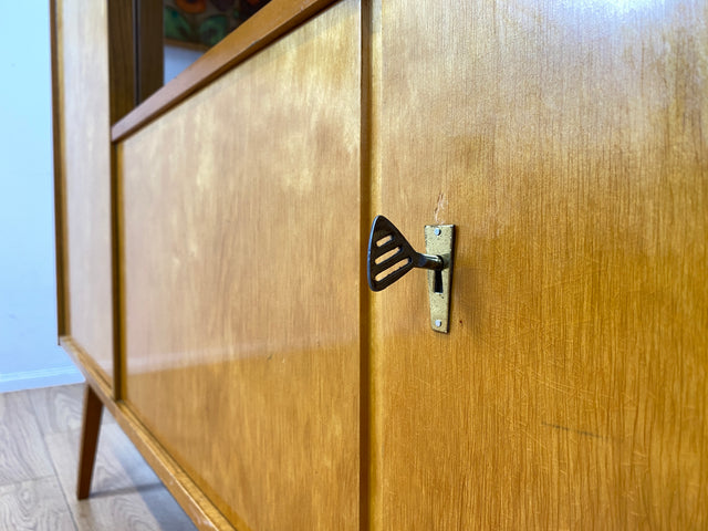 Schöner heller Mid-Century Wohnzimmerschrank aus 1964 mit verstellbaren Regalböden I Vitrine Highboard Glasvitrine Bücherschrank Büchervitrine Sideboard Schrank Vintage Retro 60er I