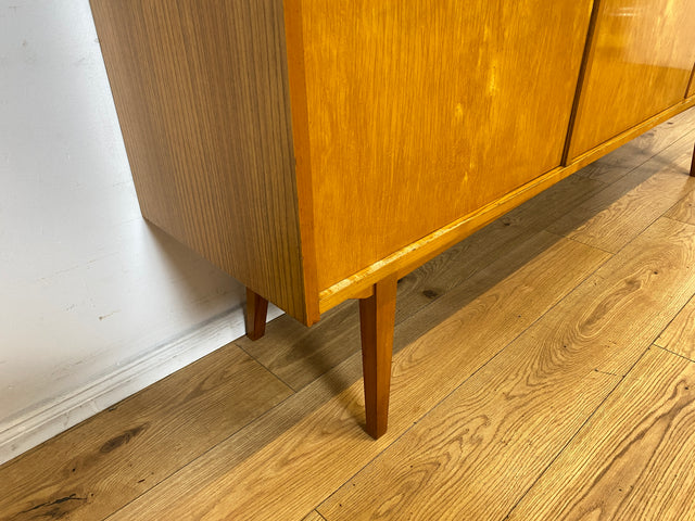 Schöner heller Mid-Century Wohnzimmerschrank aus 1964 mit verstellbaren Regalböden I Vitrine Highboard Glasvitrine Bücherschrank Büchervitrine Sideboard Schrank Vintage Retro 60er I