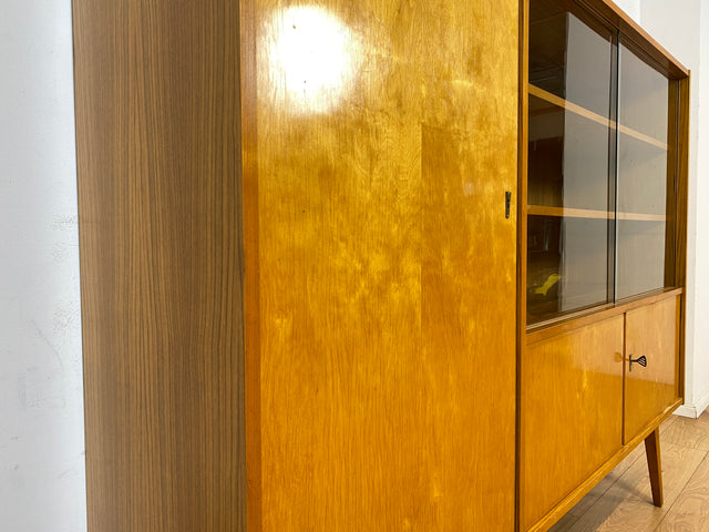 Schöner heller Mid-Century Wohnzimmerschrank aus 1964 mit verstellbaren Regalböden I Vitrine Highboard Glasvitrine Bücherschrank Büchervitrine Sideboard Schrank Vintage Retro 60er I