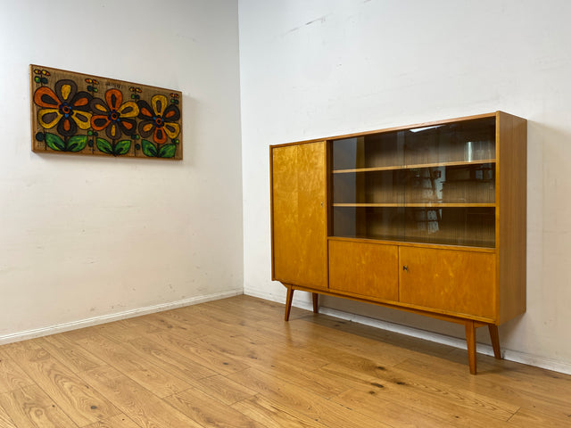 Schöner heller Mid-Century Wohnzimmerschrank aus 1964 mit verstellbaren Regalböden I Vitrine Highboard Glasvitrine Bücherschrank Büchervitrine Sideboard Schrank Vintage Retro 60er I