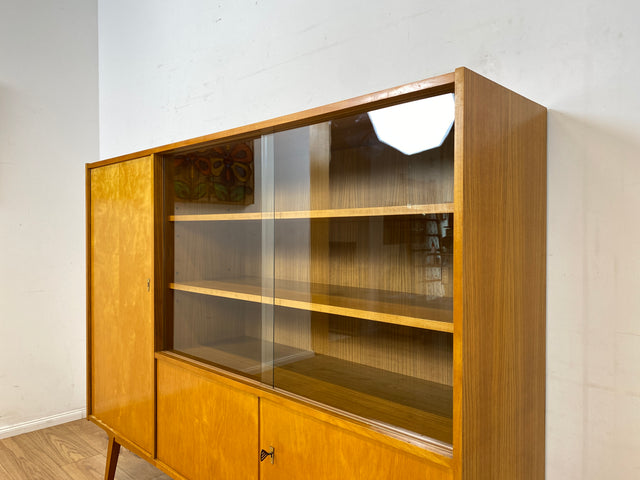 Schöner heller Mid-Century Wohnzimmerschrank aus 1964 mit verstellbaren Regalböden I Vitrine Highboard Glasvitrine Bücherschrank Büchervitrine Sideboard Schrank Vintage Retro 60er I