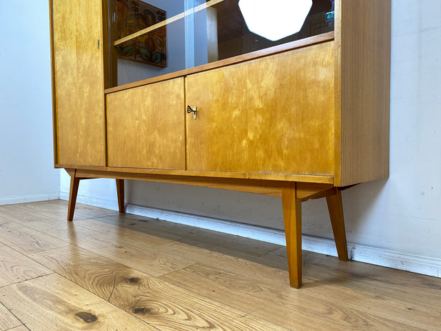 Schöner heller Mid-Century Wohnzimmerschrank aus 1964 mit verstellbaren Regalböden I Vitrine Highboard Glasvitrine Bücherschrank Büchervitrine Sideboard Schrank Vintage Retro 60er I