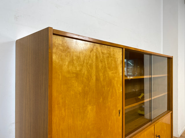 Schöner heller Mid-Century Wohnzimmerschrank aus 1964 mit verstellbaren Regalböden I Vitrine Highboard Glasvitrine Bücherschrank Büchervitrine Sideboard Schrank Vintage Retro 60er I