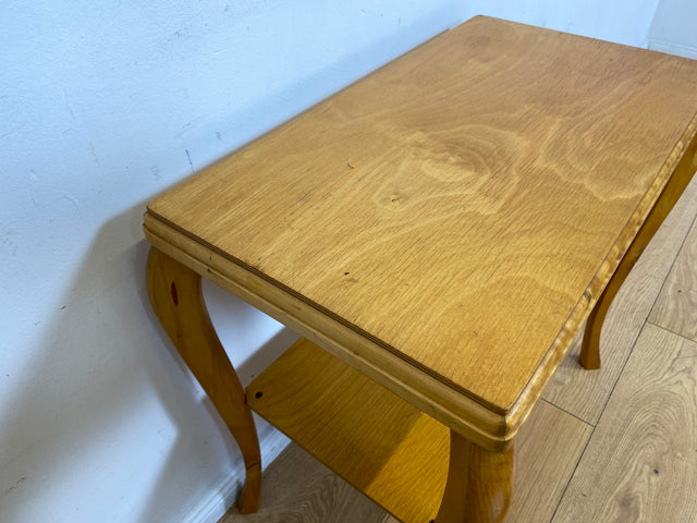 WMK I Freundlicher heller skandinavischer 1940er Jahre Beistelltisch in Birkenholz mit Ablage und eleganten Cabriolen Füßen