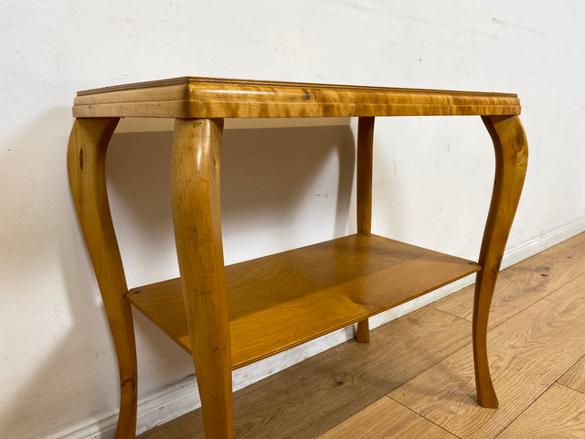 WMK I Freundlicher heller skandinavischer 1940er Jahre Beistelltisch in Birkenholz mit Ablage und eleganten Cabriolen Füßen