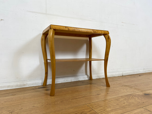 WMK I Freundlicher heller skandinavischer 1940er Jahre Beistelltisch in Birkenholz mit Ablage und eleganten Cabriolen Füßen