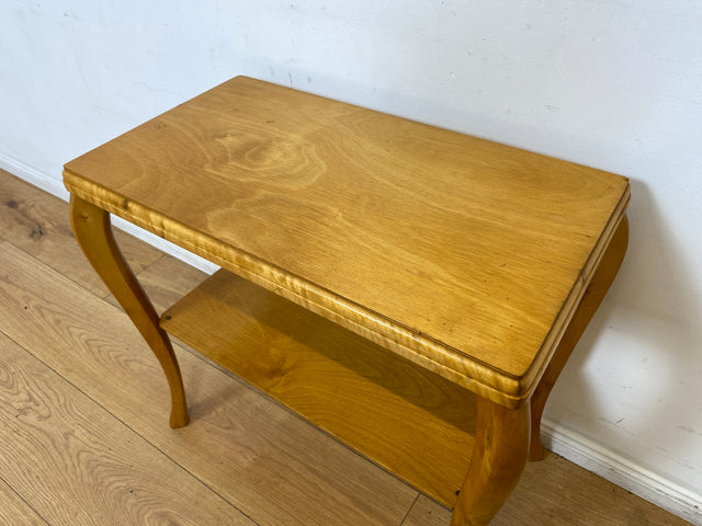 WMK I Freundlicher heller skandinavischer 1940er Jahre Beistelltisch in Birkenholz mit Ablage und eleganten Cabriolen Füßen