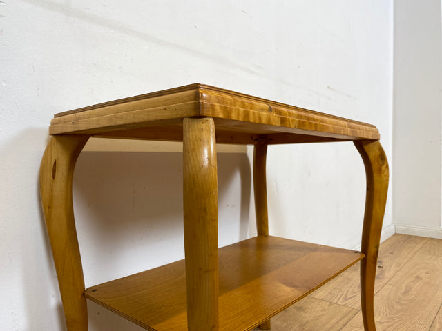 WMK I Freundlicher heller skandinavischer 1940er Jahre Beistelltisch in Birkenholz mit Ablage und eleganten Cabriolen Füßen