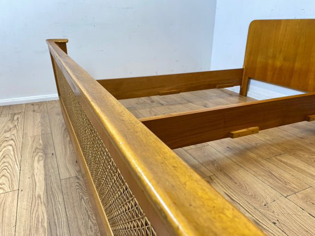 Besonders schönes helles Mid-Century Bett für 100x200cm Matratzen mit aufwendig gearbeitetem Rattan Geflecht I Doppelbett Holzbett Bettrahmen Schlafzimmer 50er 60er Vintage I
