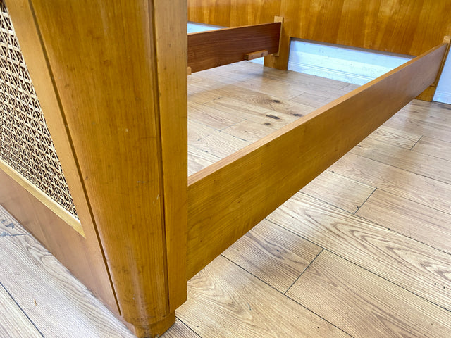 Besonders schönes helles Mid-Century Bett für 100x200cm Matratzen mit aufwendig gearbeitetem Rattan Geflecht I Doppelbett Holzbett Bettrahmen Schlafzimmer 50er 60er Vintage I