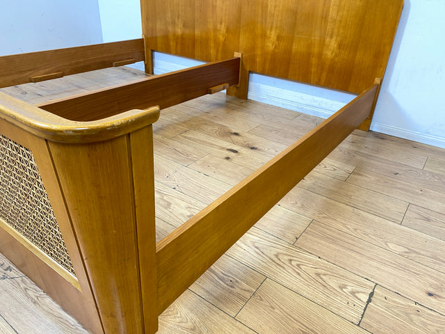 Besonders schönes helles Mid-Century Bett für 100x200cm Matratzen mit aufwendig gearbeitetem Rattan Geflecht I Doppelbett Holzbett Bettrahmen Schlafzimmer 50er 60er Vintage I